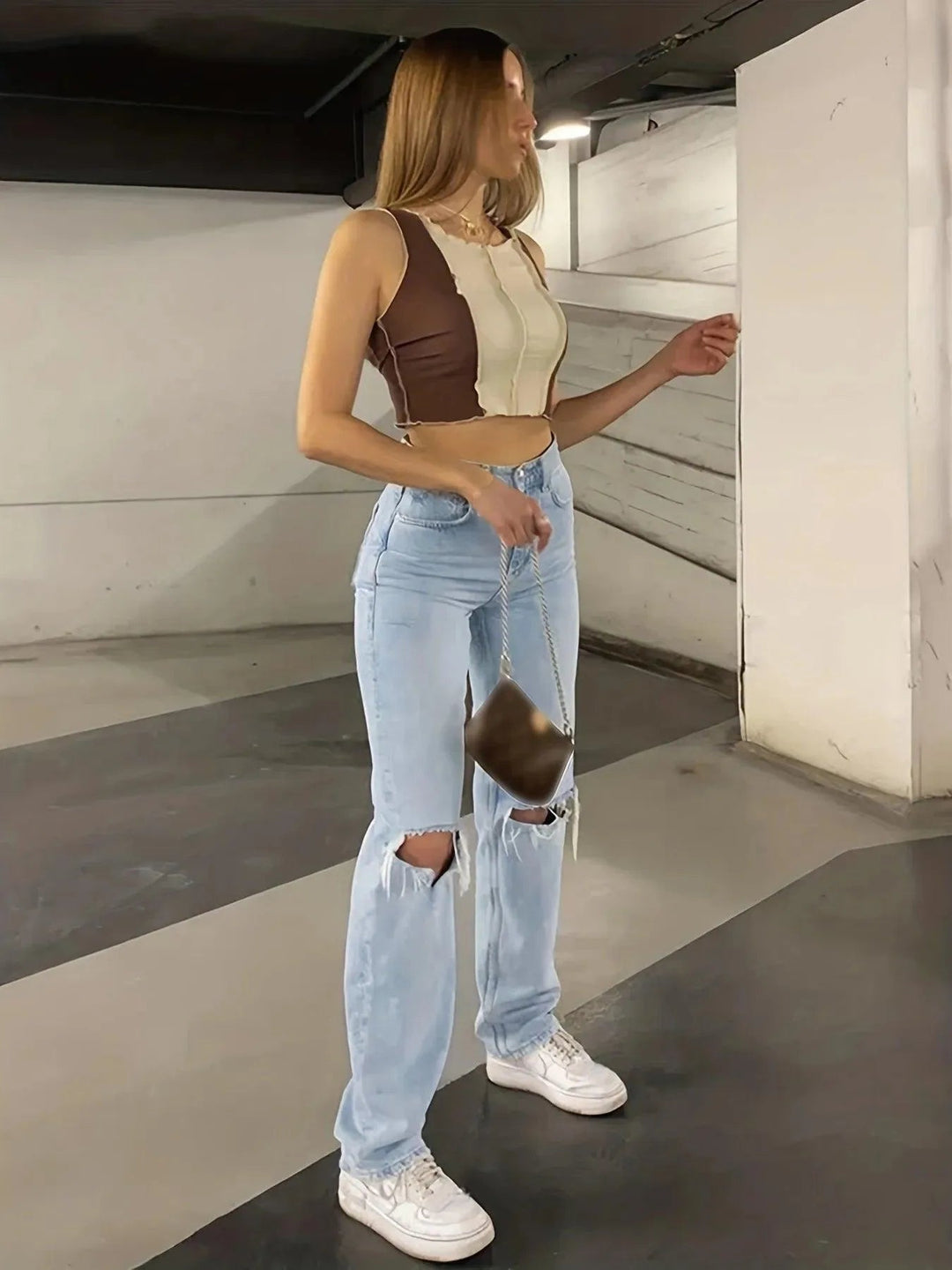 Elegancki damski top z unikalnym patchworkowym wzorem - dopasowany styl bez rękawów i modny surowy dół dla swobodnego szyku