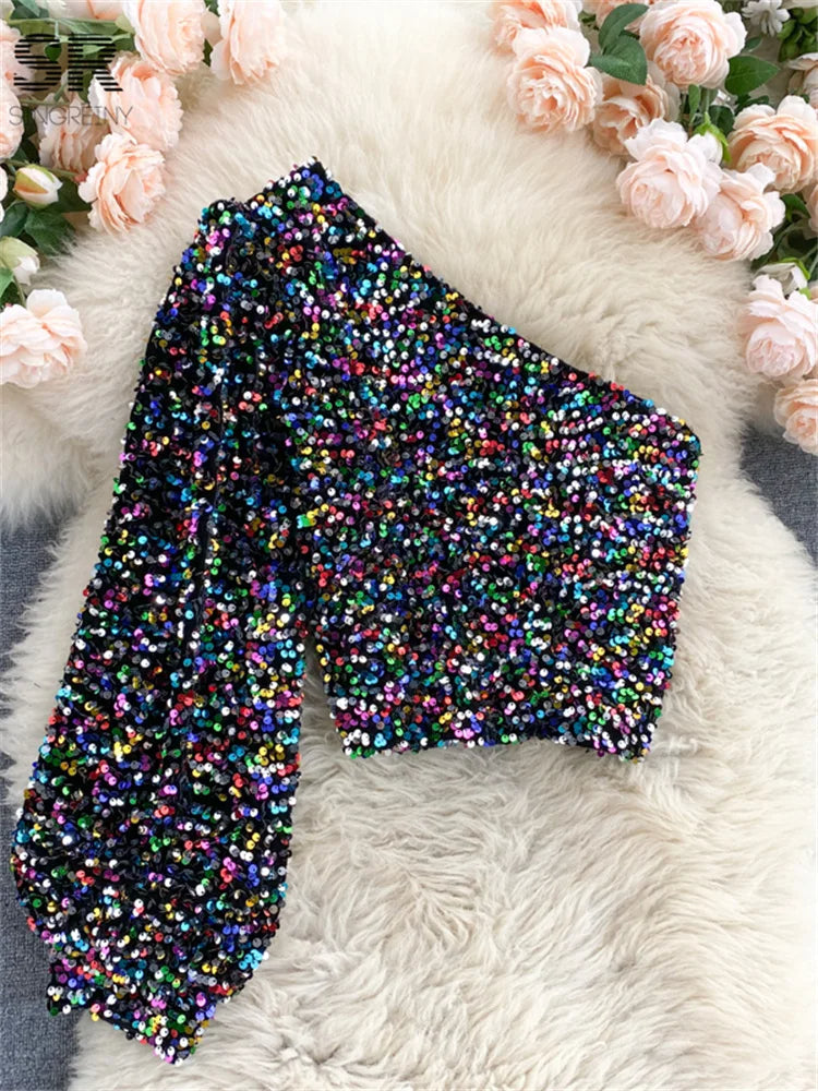 Stylowy top z paillettes na ramiączkach i eleganckimi bufiastymi rękawami