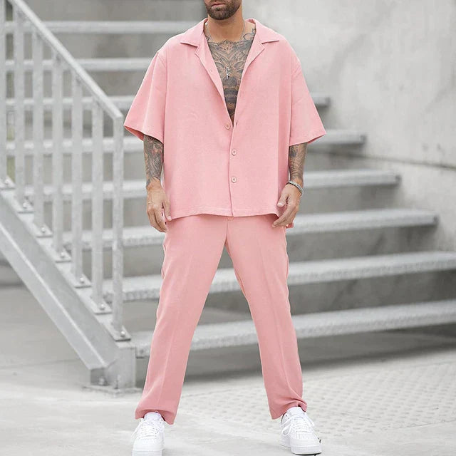 Komplet męski z obszerną koszulką i pantalonami zapewniający wygodny i modny styl