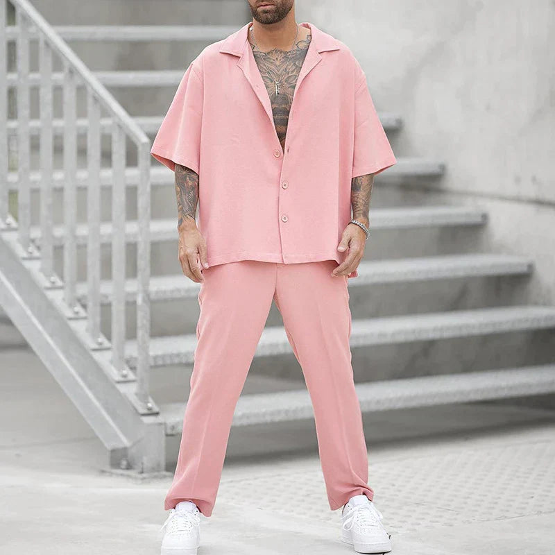 Komplet męski z obszerną koszulką i pantalonami zapewniający wygodny i modny styl