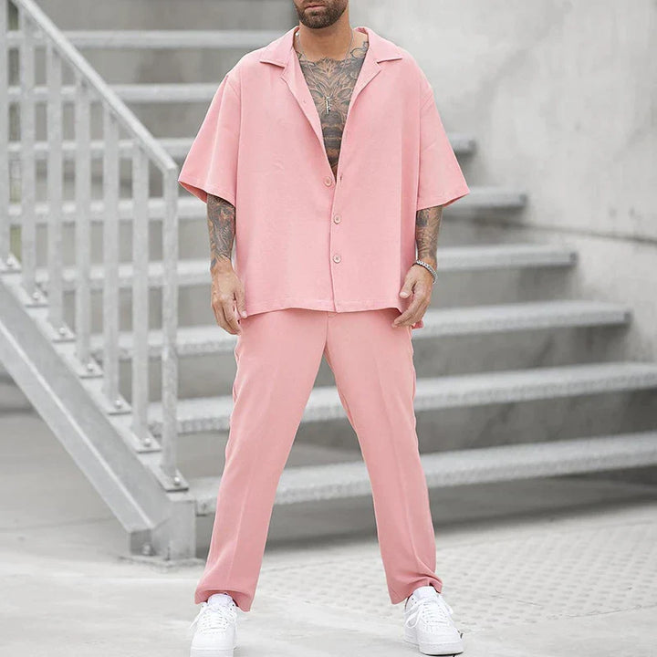 Komplet męski z obszerną koszulką i pantalonami zapewniający wygodny i modny styl