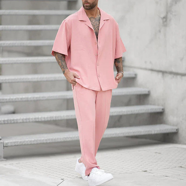 Komplet męski z obszerną koszulką i pantalonami zapewniający wygodny i modny styl