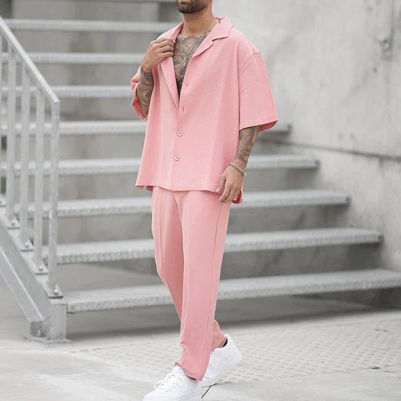 Komplet męski z obszerną koszulką i pantalonami zapewniający wygodny i modny styl