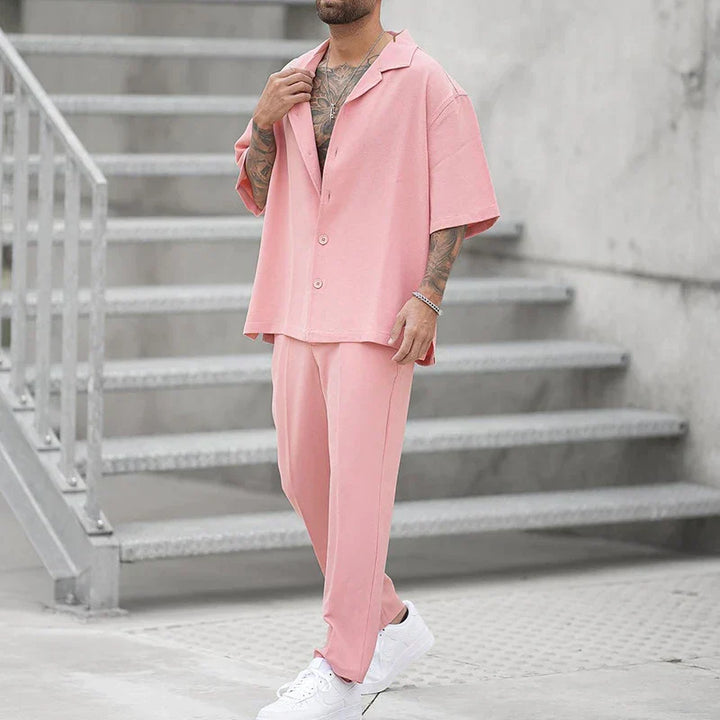 Komplet męski z obszerną koszulką i pantalonami zapewniający wygodny i modny styl