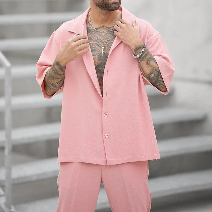 Komplet męski z obszerną koszulką i pantalonami zapewniający wygodny i modny styl