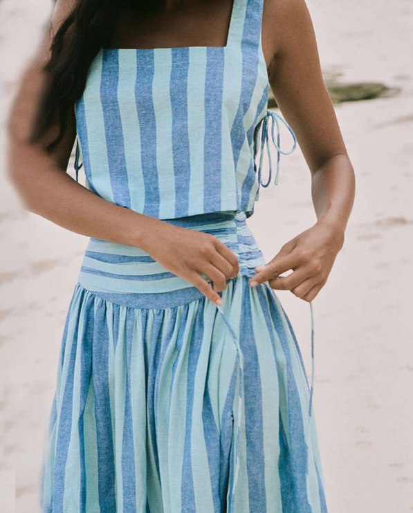 Dwuczęściowy komplet damski - top bez mankietów i sukienka midi z prześwitami - Wygodny i elegancki