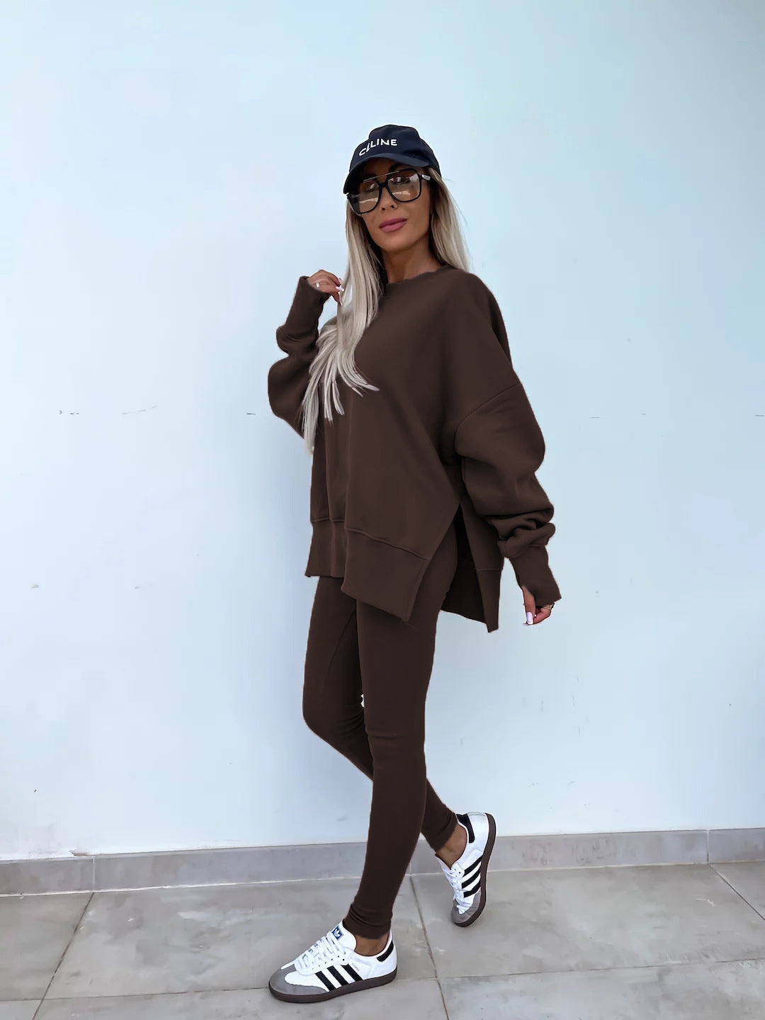 Stylowy zestaw wypoczynkowy z wygodną bluzą z kapturem i wąskimi spodniami dla maksymalnego relaksu