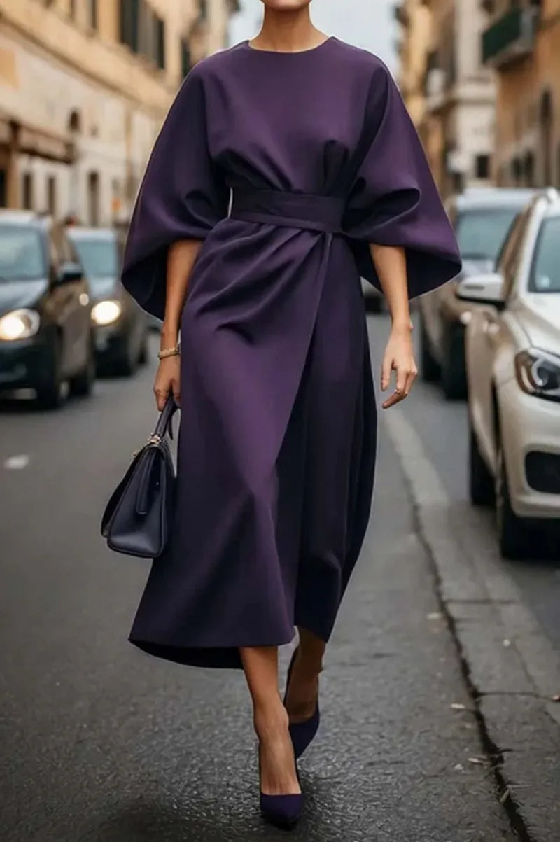 Elegancka strukturalna sukienka midi o linii A ze stylowym paskiem