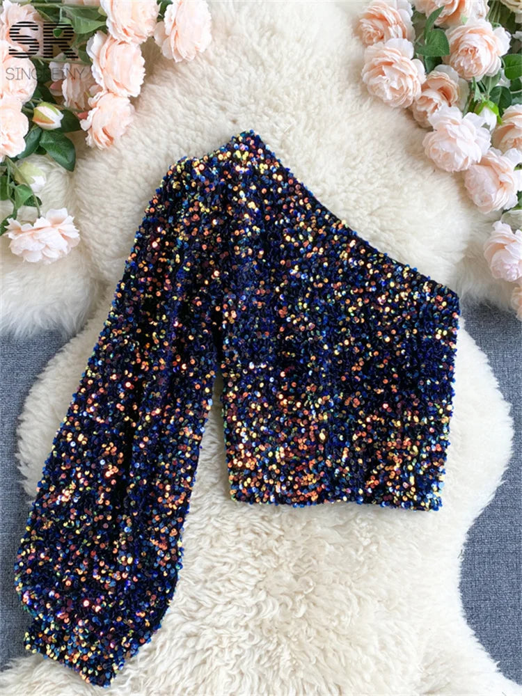 Stylowy top z paillettes na ramiączkach i eleganckimi bufiastymi rękawami