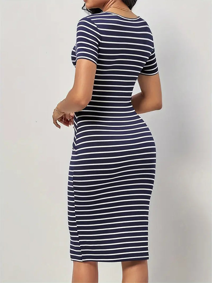 Elegancka damska sukienka bodycon ze stylowym wzorem w paski, krótkimi rękawami, okrągłym dekoltem i dopasowanym krojem do kolan