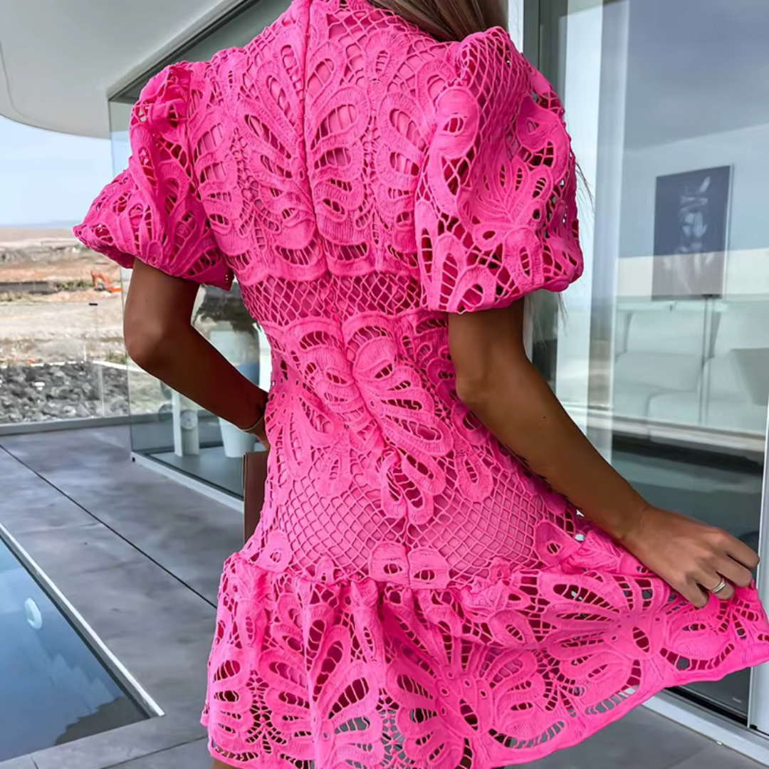 Allure - Stylowa mini sukienka na imprezę z falbanami i ażurowymi detalami dla eleganckiego wyglądu