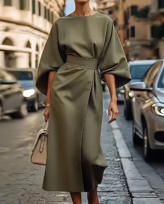 Elegancka strukturalna sukienka midi o linii A ze stylowym paskiem