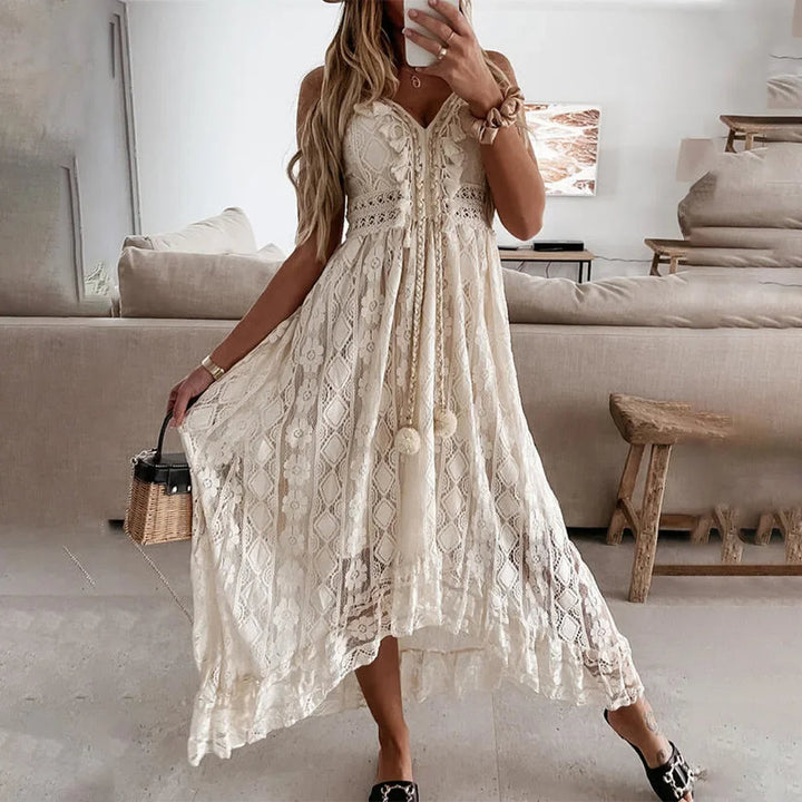 Maeva - Stylowa koronkowa sukienka boho z ozdobnymi frędzlami