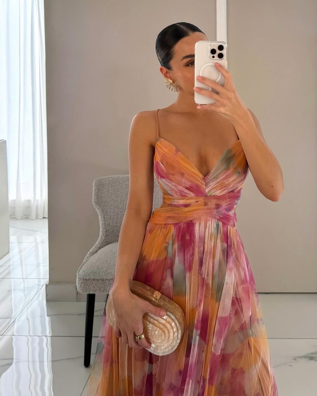 Sukienka maxi w kwiaty – kobiecy fason na specjalne okazje