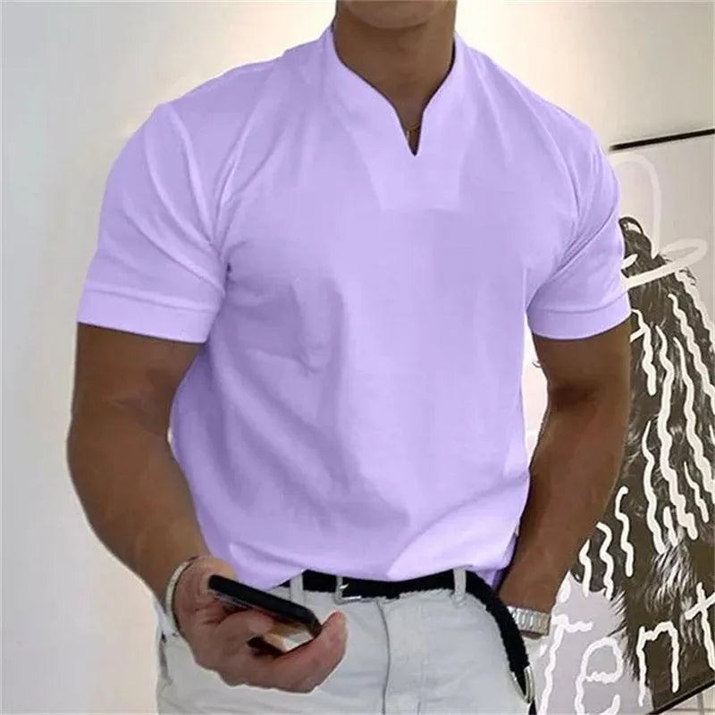 T-Shirt męski z dekoltem w szpic, mankiety na bokach, wąski fason, idealny do swobodnych stylizacji