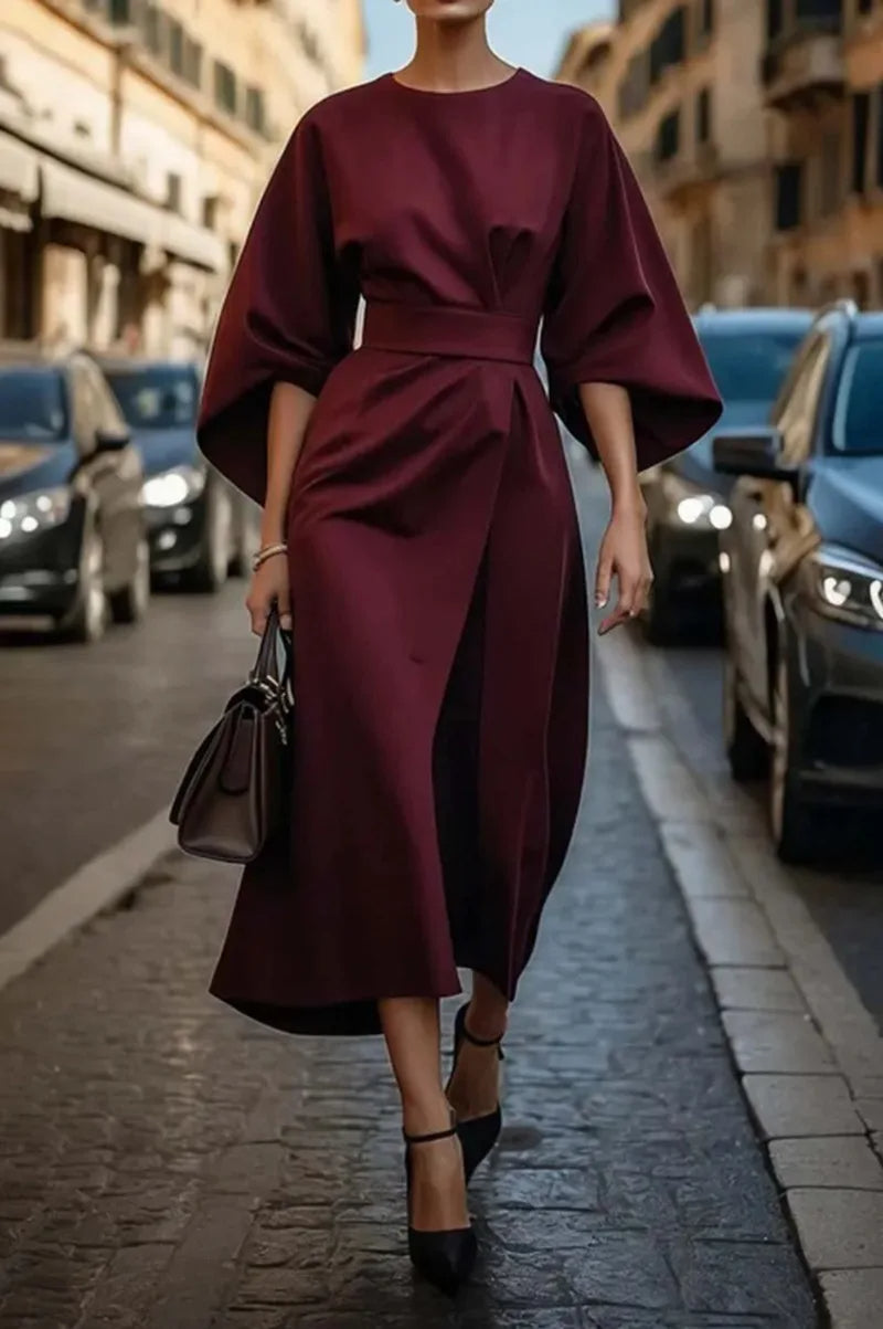 Elegancka strukturalna sukienka midi o linii A ze stylowym paskiem