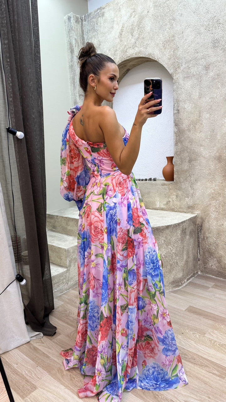 Elegancka sukienka na jedno ramię – zwiewna i lekka na uroczystości