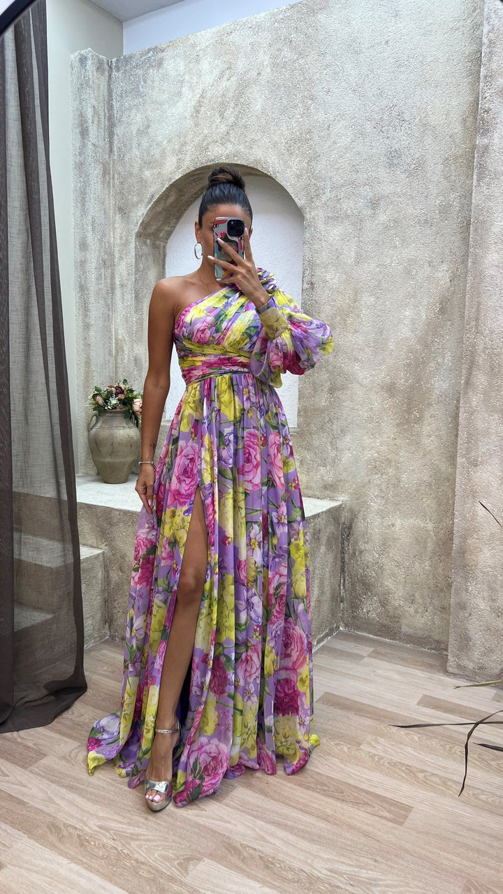 Elegancka sukienka na jedno ramię – zwiewna i lekka na uroczystości