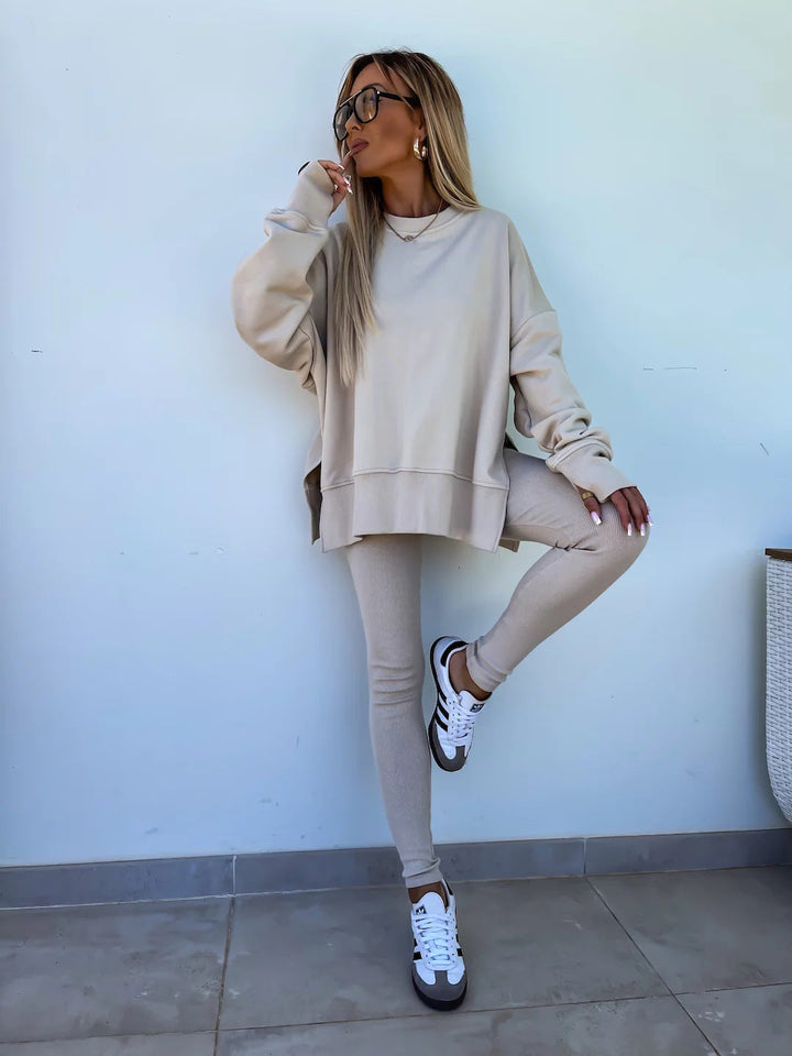 Stylowy zestaw wypoczynkowy z wygodną bluzą z kapturem i wąskimi spodniami dla maksymalnego relaksu