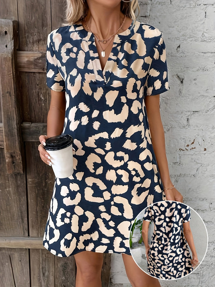 Szykowna damska sukienka z krótkim rękawem w panterkę z dekoltem w serek