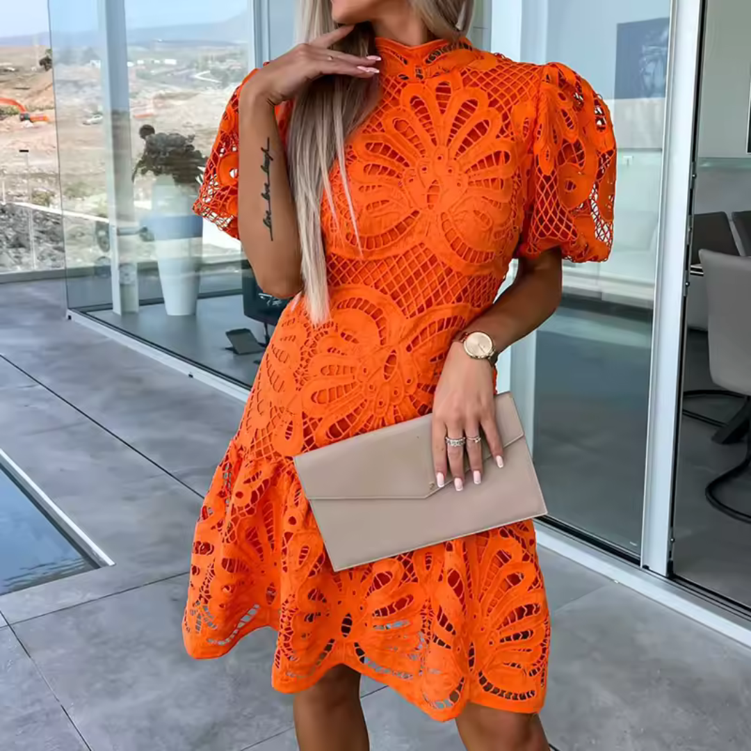 Allure - Stylowa mini sukienka na imprezę z falbanami i ażurowymi detalami dla eleganckiego wyglądu