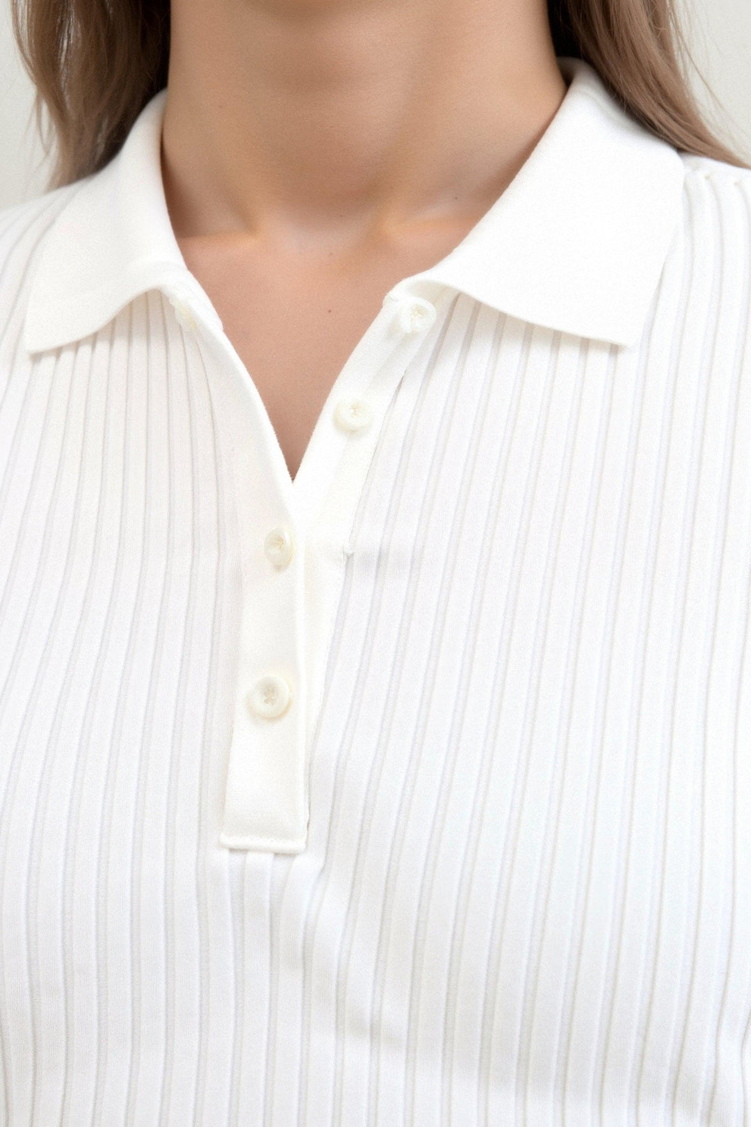 Stylowa damska koszulka polo z krótkim rękawem z prążkowanej dzianiny dla szykownego wyglądu