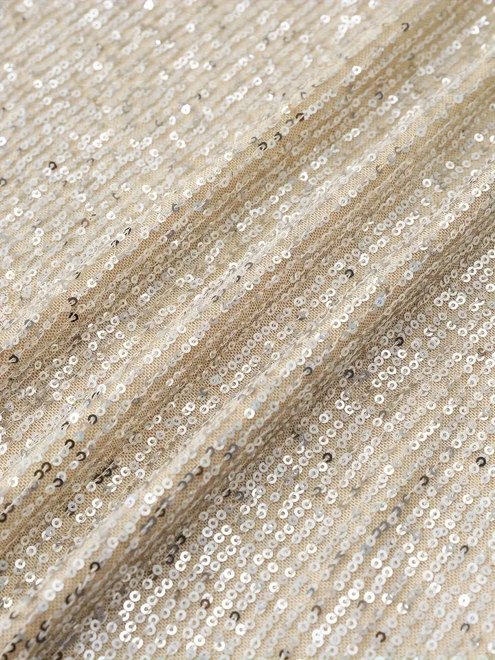 Sukienka z kontrastowymi krawędziami i dekoltem w szpic - idealna na imprezy i eleganckie okazje