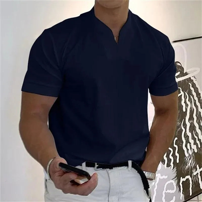 T-Shirt męski z dekoltem w szpic, mankiety na bokach, wąski fason, idealny do swobodnych stylizacji