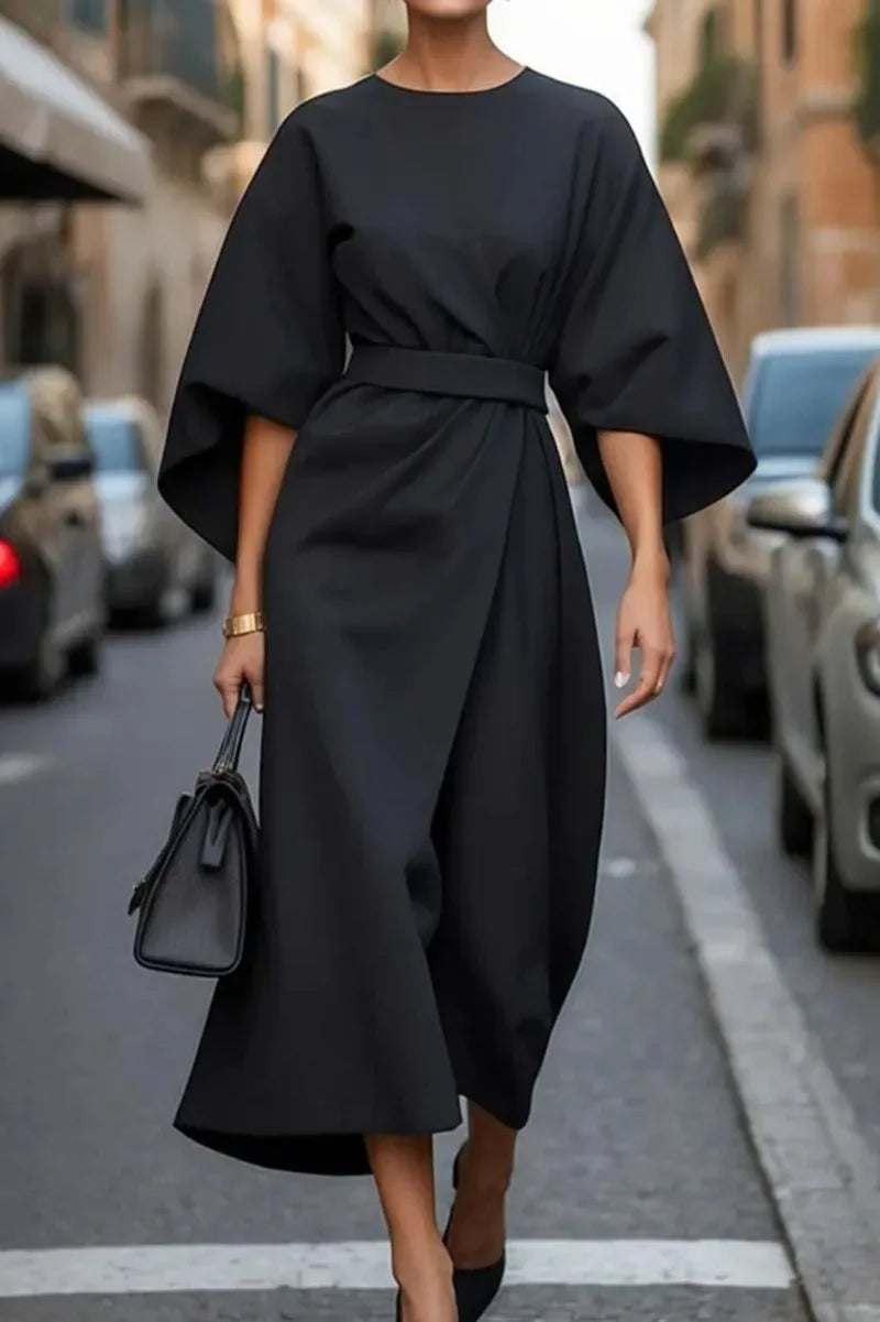Elegancka strukturalna sukienka midi o linii A ze stylowym paskiem