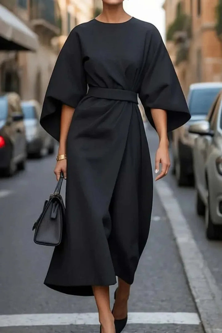 Elegancka strukturalna sukienka midi o linii A ze stylowym paskiem