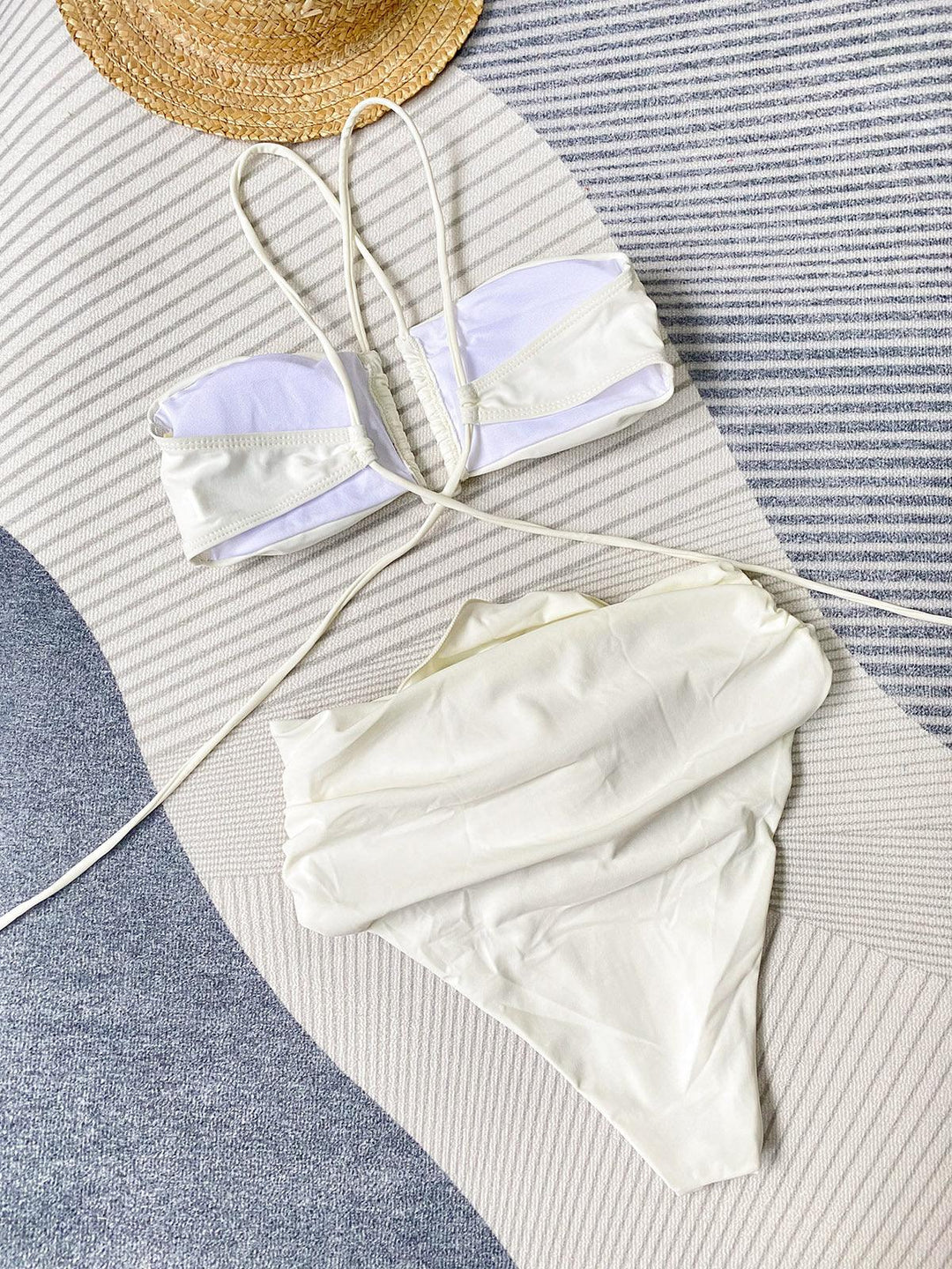 Bikini z dekoltem w serek i kwiatowymi detalami dla kobiet