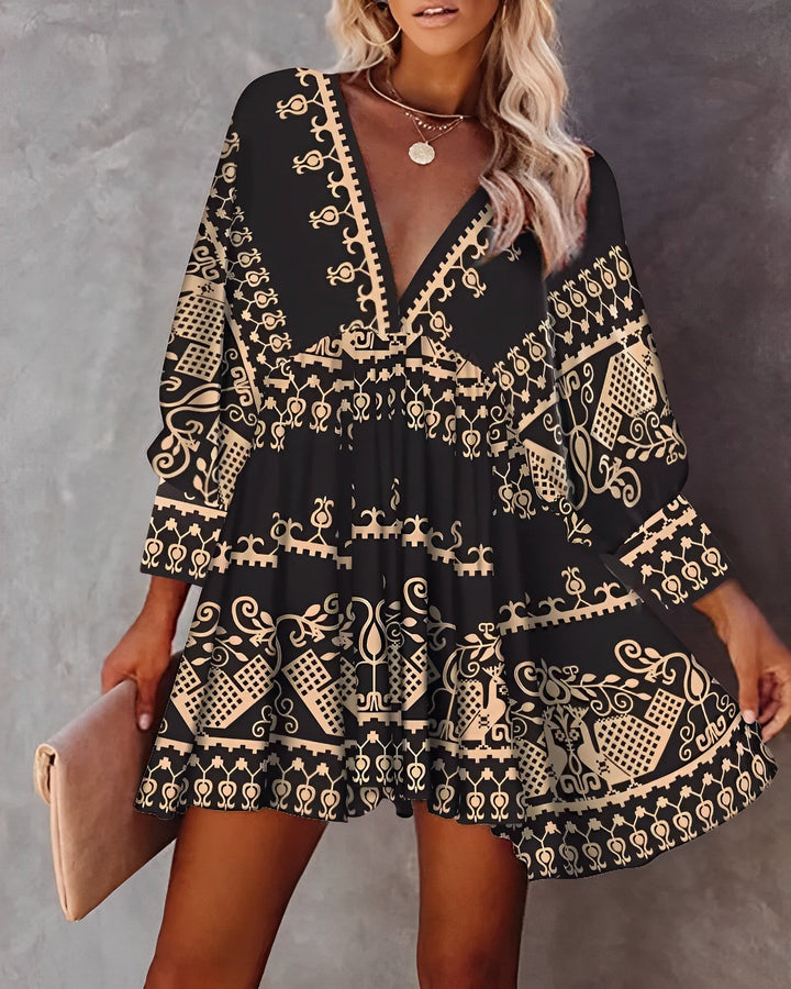 Szykowna damska sukienka w stylu boho z głębokim dekoltem w szpic, długimi rękawami i zwiewnym, lekkim krojem zapewniającym niewymuszoną elegancję