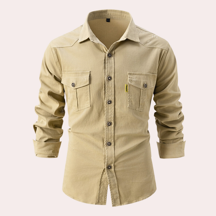 Modna koszula męska Lennard z długim rękawem i praktycznymi kieszeniami na piersi zapewnia maksymalny styl i funkcjonalność.