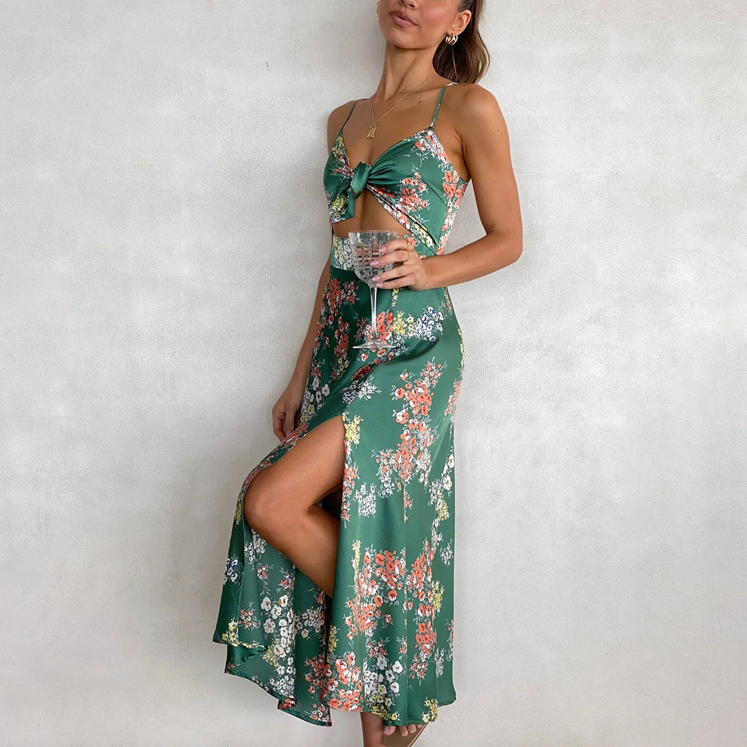 Elegante vestido midi floral para mujer con lazo en el frente, abertura en el escote y tirantes finos - ajuste fluido y sofisticado