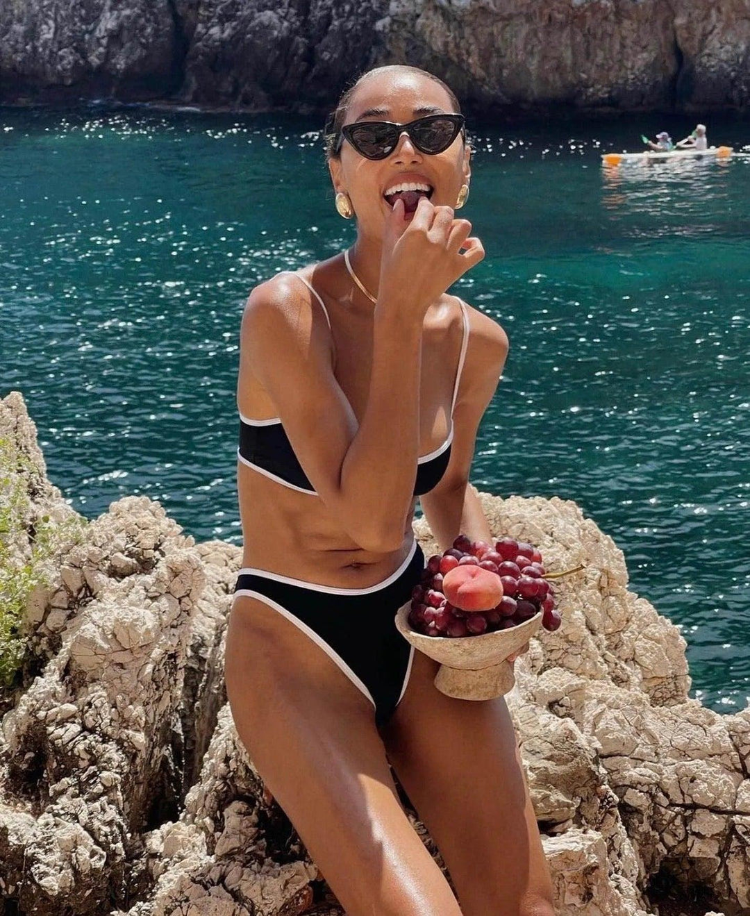 Szykowny damski zestaw bikini - modny strój kąpielowy zapewniający doskonały wygląd na plaży