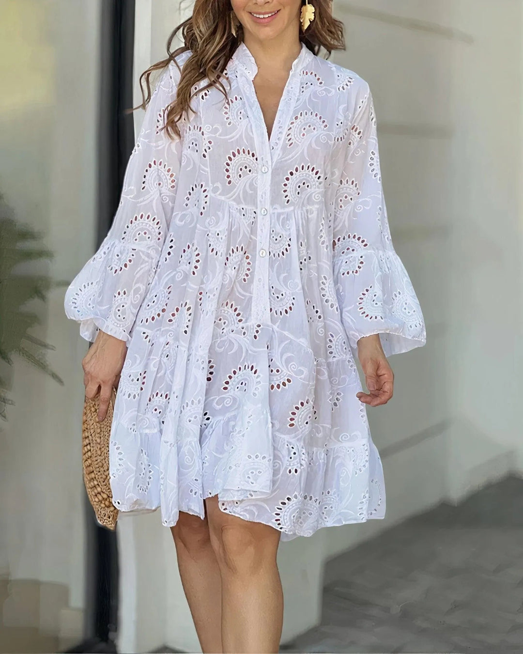 Elegantes Damenkleid im A-Linien-Design mit Rüschentrennungen, Lochstickerei, Glockenärmel und V-Ausschnitt für einen entspannten Look