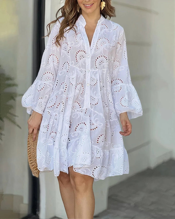 Elegantes Damenkleid im A-Linien-Design mit Rüschentrennungen, Lochstickerei, Glockenärmel und V-Ausschnitt für einen entspannten Look