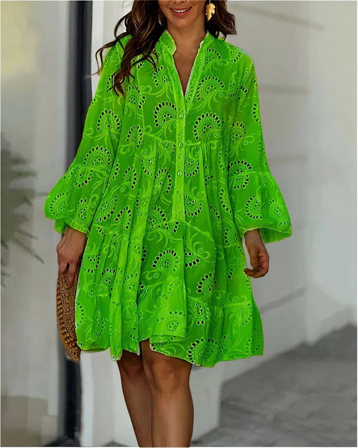 Elegantes Damenkleid im A-Linien-Design mit Rüschentrennungen, Lochstickerei, Glockenärmel und V-Ausschnitt für einen entspannten Look