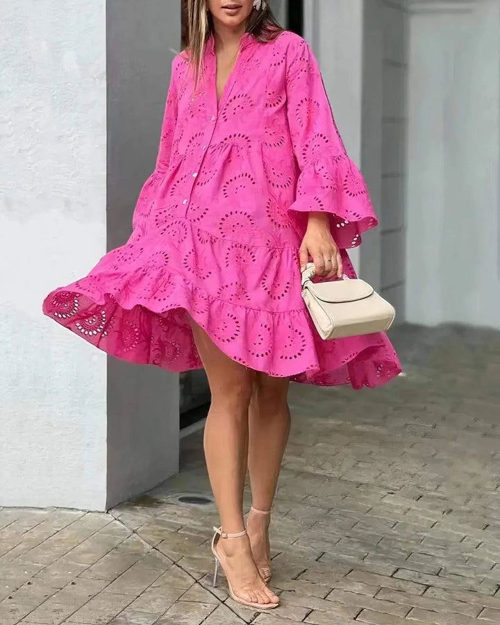 Elegantes Damenkleid im A-Linien-Design mit Rüschentrennungen, Lochstickerei, Glockenärmel und V-Ausschnitt für einen entspannten Look