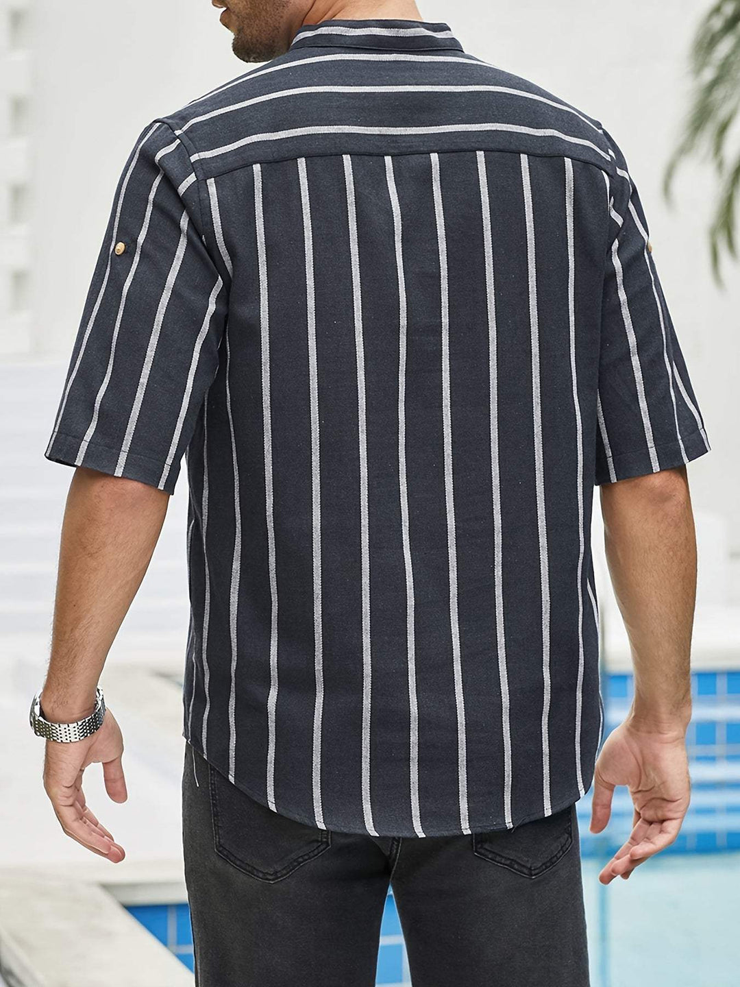 Rozkloszowana koszulka męska z pionowymi paskami, kołnierzykiem i mankietami - obszerny i wygodny krój