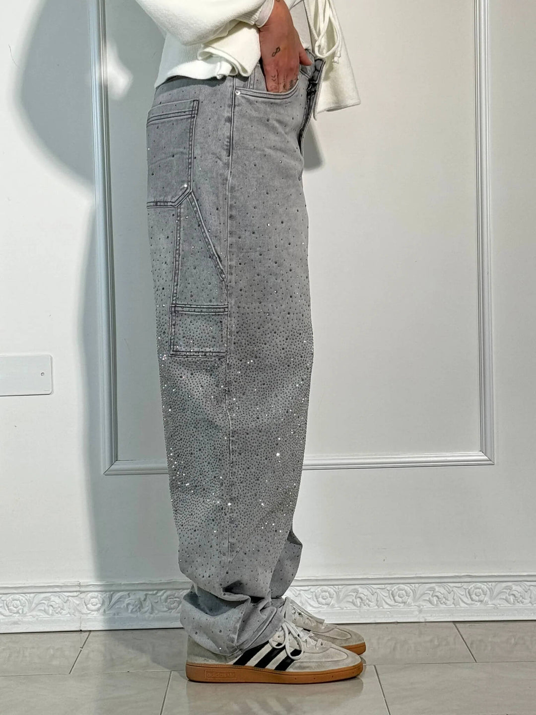 Stylowe jeansy damskie z szerokimi nogawkami w cętki, zapewniające modny i wygodny wygląd
