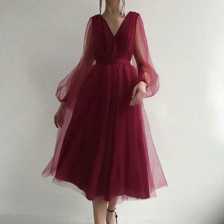 Elegancka sukienka midi w stylu vintage z koronkowymi detalami