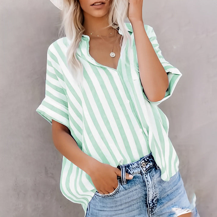 Camisa de manga corta para mujer - corte relajado y a rayas con botones frontales