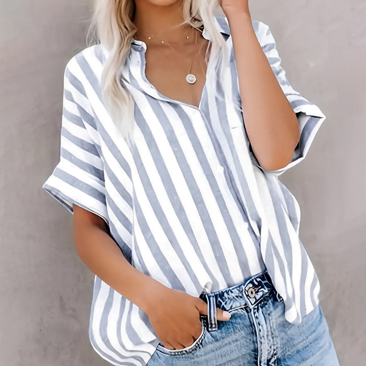 Camisa de manga corta para mujer - corte relajado y a rayas con botones frontales