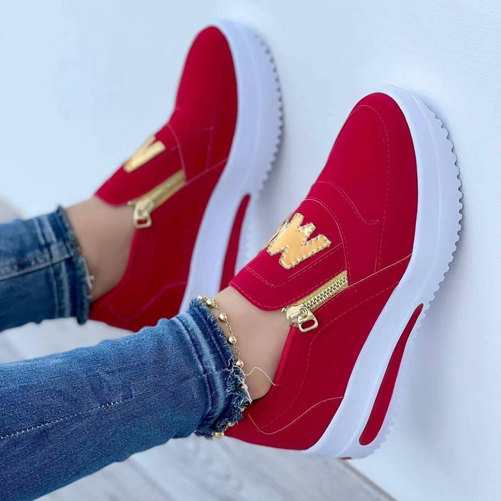 Stylowe sneakersy damskie z zamszową cholewką, wygodnym bocznym zamkiem błyskawicznym, trwałą grubą gumową podeszwą i wygodnym dopasowaniem.