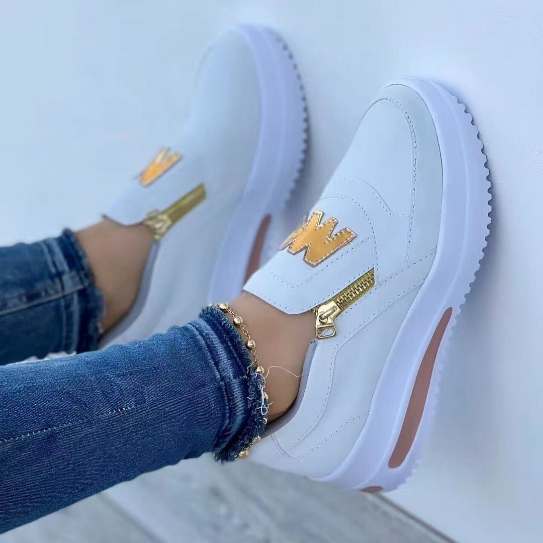 Stylowe sneakersy damskie z zamszową cholewką, wygodnym bocznym zamkiem błyskawicznym, trwałą grubą gumową podeszwą i wygodnym dopasowaniem.