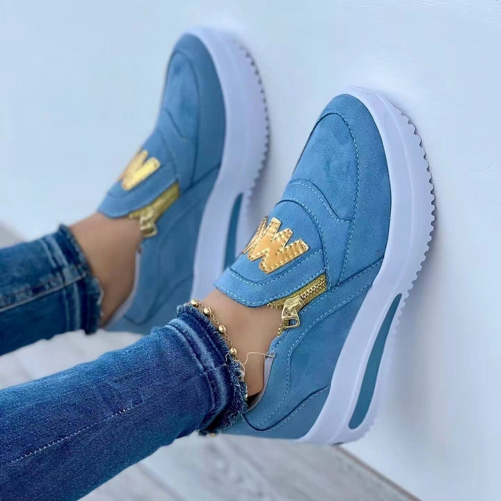 Stylowe sneakersy damskie z zamszową cholewką, wygodnym bocznym zamkiem błyskawicznym, trwałą grubą gumową podeszwą i wygodnym dopasowaniem.