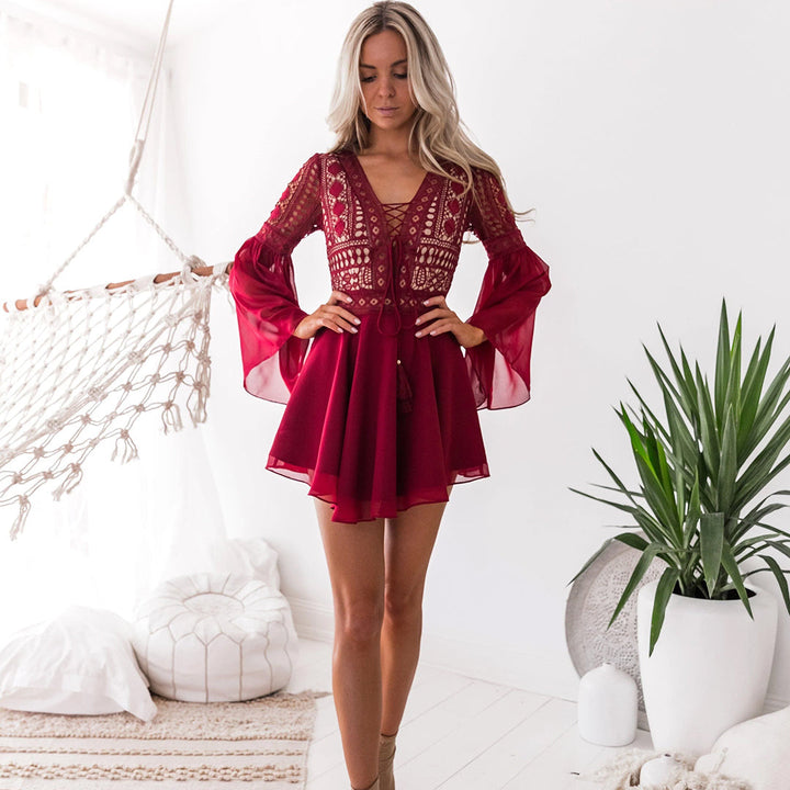 Szlafrok mini dla kobiet - Elegancka sylwetka A-Line - Décolleté V avec Lacets - Jupe Superposée Valentine - Manches Longues Sophistiquées
