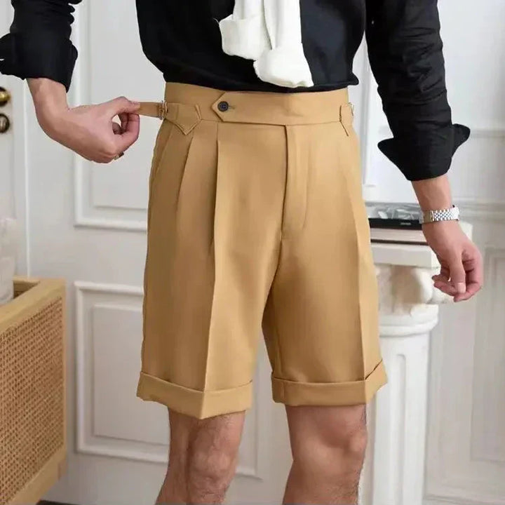 Pantaloncini uomo su misura con davanti plissettato, orli arrotolati e lunghezza al ginocchio