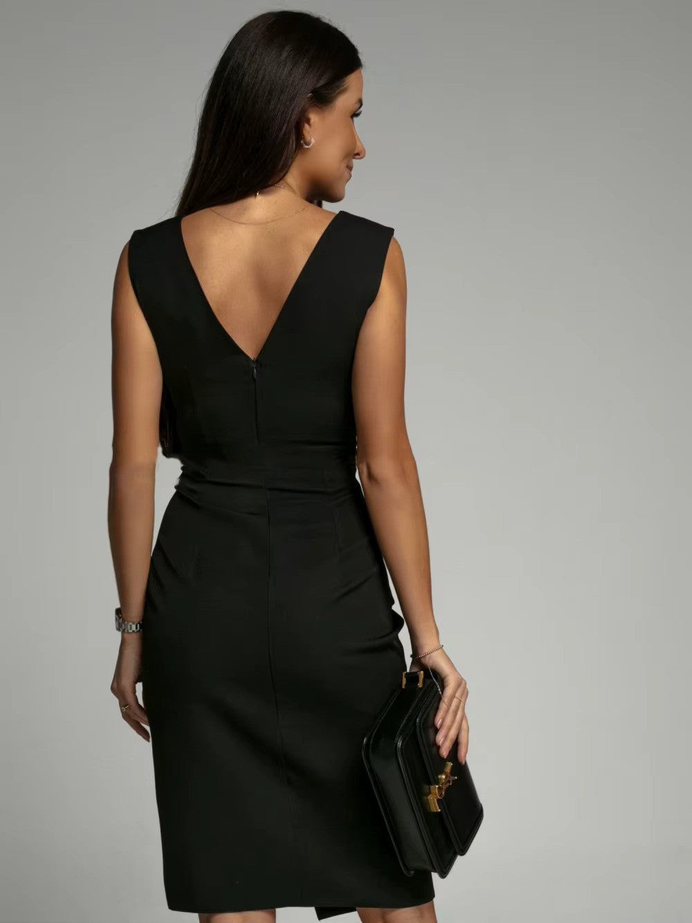 Elegancka damska sukienka mini w stylu glamour